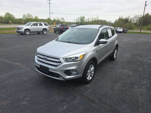 Used 2017 Ford Escape SE w/ Equipment Group 201A FWD image 2
