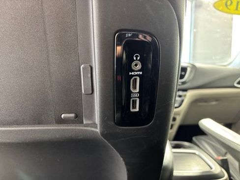 Used 2019 Chrysler Pacifica Limited w/ Tire & Wheel Group FWD image 6