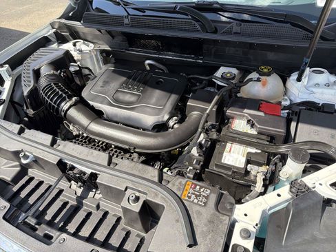 Used 2023 GMC Acadia SLE FWD image 28
