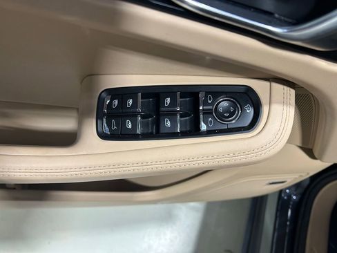 Used 2025 Porsche Macan Turbo AWD/4WD image 11