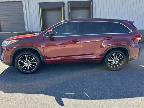 Used 2017 Toyota Highlander SE image 2