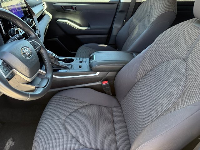Used 2024 Toyota Highlander LE FWD image 13