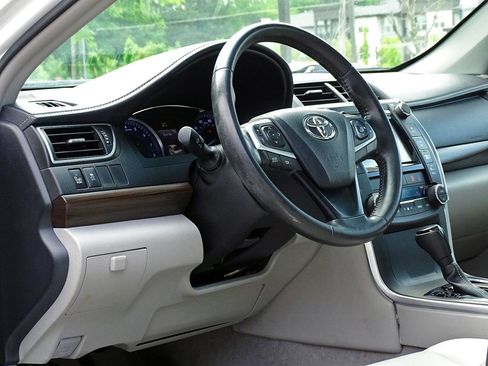Used 2015 Toyota Camry XLE w/ Moonroof Package FWD image 18
