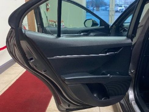 Used 2020 Toyota Camry SE w/ Sunroof Package image 13