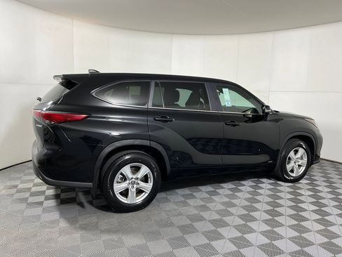 Used 2023 Toyota Highlander LE image 19