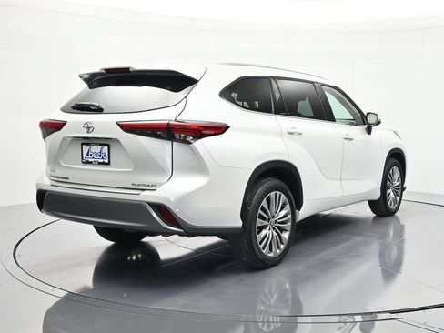 Used 2022 Toyota Highlander Platinum FWD image 5