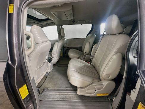 Used 2013 Toyota Sienna XLE FWD image 29