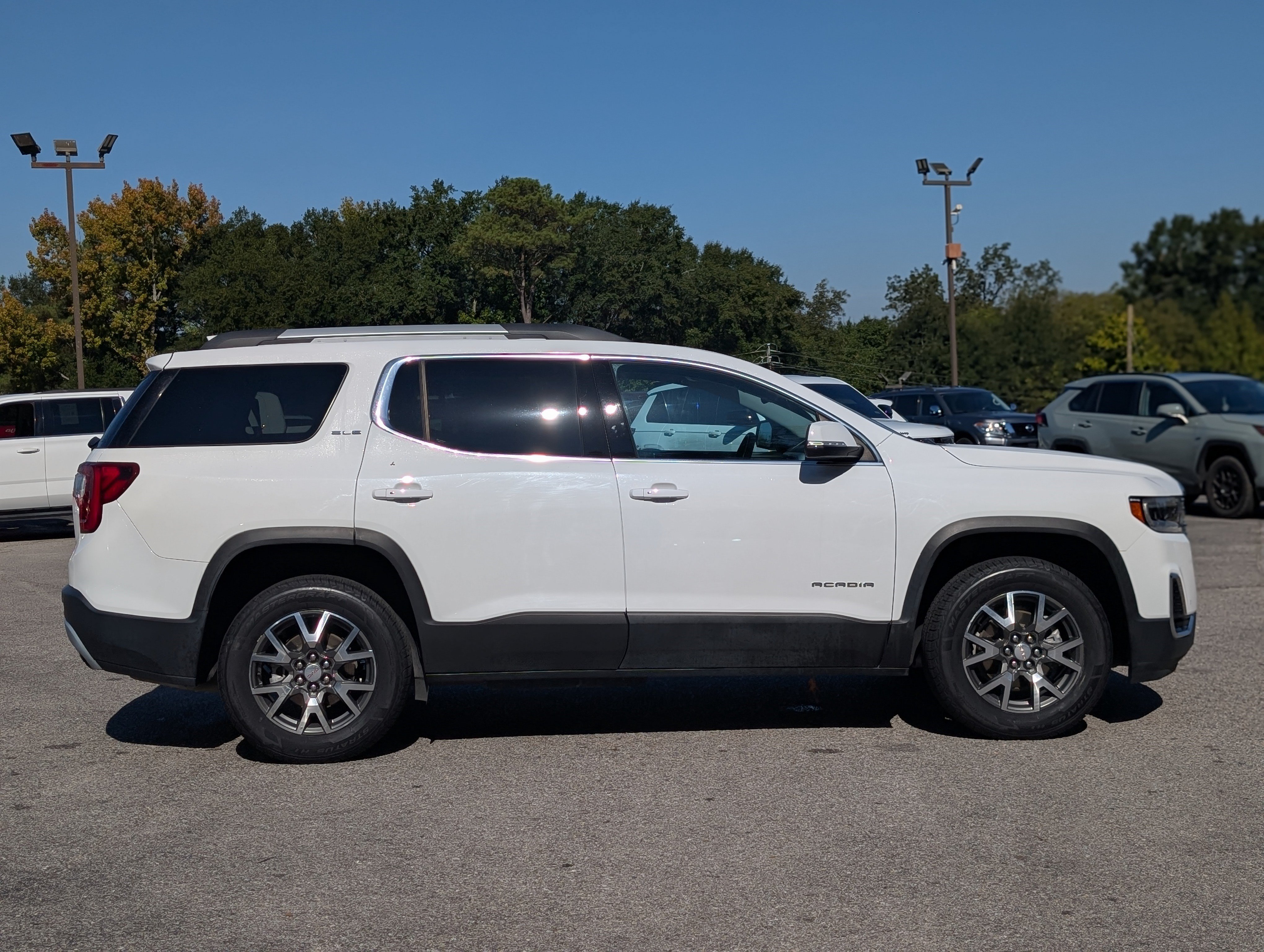Used 2022 GMC Acadia SLE w/ Driver Convenience Package FWD image 10