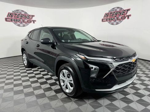 Used 2025 Chevrolet Trax LS FWD image 9