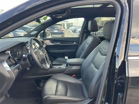 Used 2025 Cadillac XT6 Premium Luxury image 13