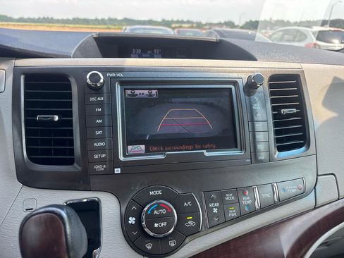 Used 2014 Toyota Sienna XLE w/ XLE Premium Package FWD image 15