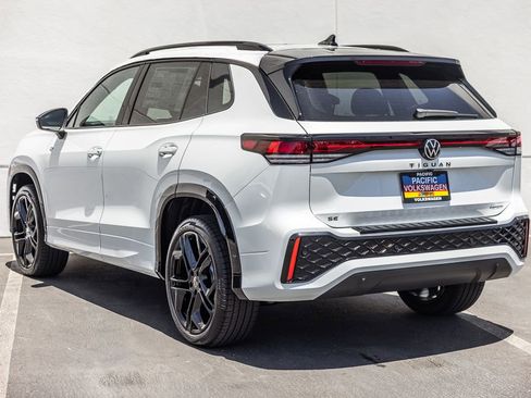 New 2026 Volkswagen Tiguan SE R-Line FWD image 3