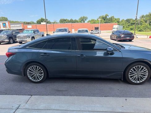 Used 2022 Toyota Avalon Limited FWD image 4