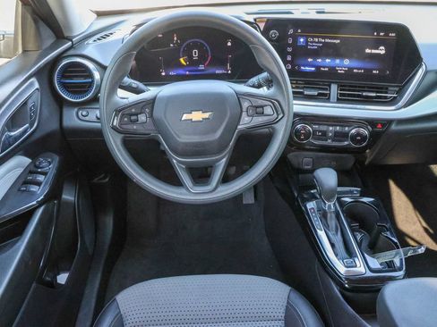 Used 2025 Chevrolet Trax LT FWD image 17