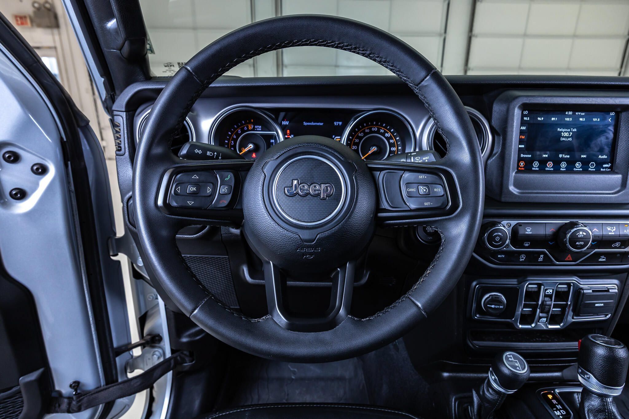 Used 2023 Jeep Gladiator Sport AWD/4WD image 16