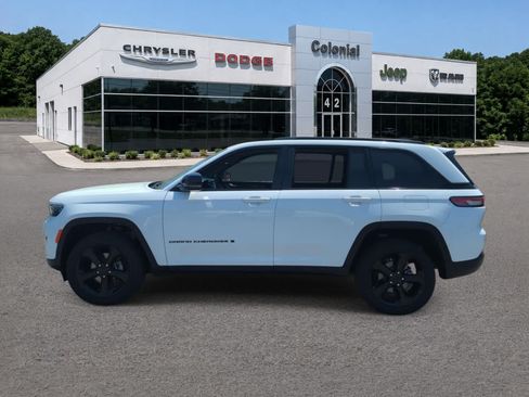 Used 2023 Jeep Grand Cherokee Altitude AWD/4WD image 3
