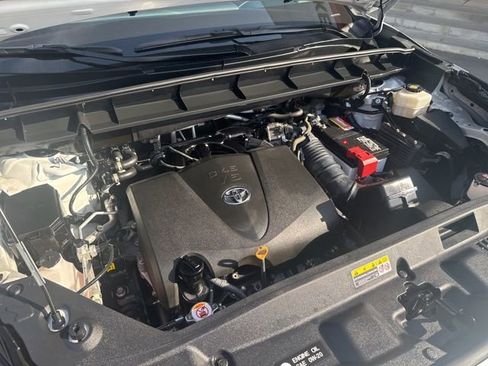 Used 2022 Toyota Highlander XLE FWD image 33