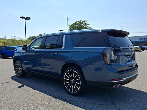 Certified 2025 Chevrolet Suburban High Country AWD/4WD image 4