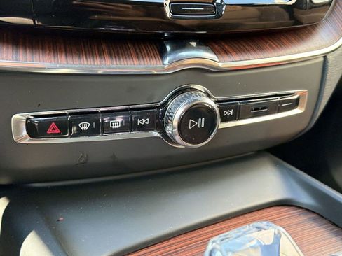 Used 2023 Volvo XC60 B5 Ultimate w/ Climate Package image 19
