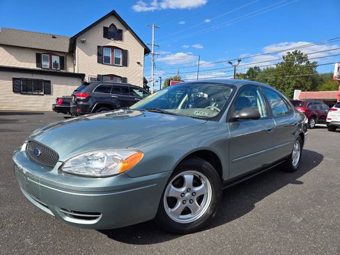 Used 2005 Ford Taurus SE image 2