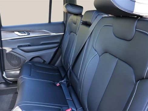 New 2025 Jeep Grand Cherokee Limited image 16