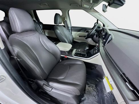 Used 2024 Kia Carnival LX image 26