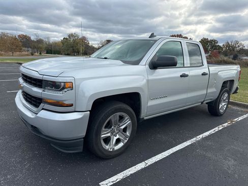 Used 2018 Chevrolet Silverado 1500 Custom w/ Custom Value Package image 2