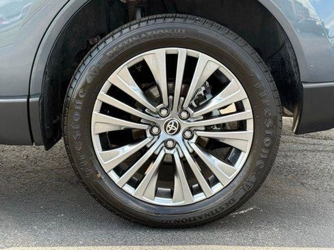 Used 2024 Toyota Venza XLE AWD/4WD image 16