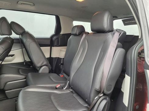 Certified 2024 Kia Carnival LX image 16