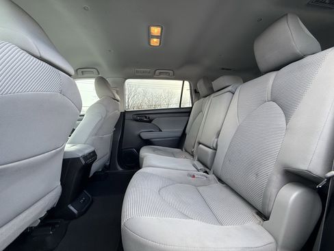 Used 2020 Toyota Highlander LE image 29