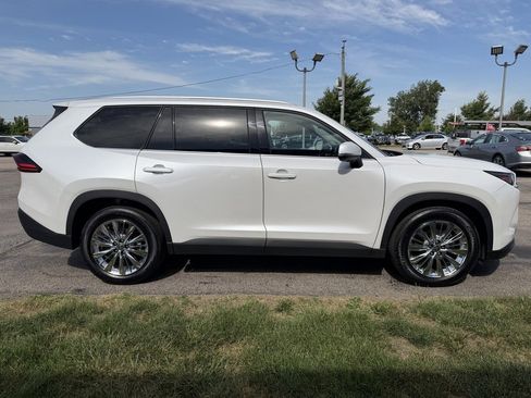 Used 2025 Toyota Grand Highlander AWD image 7