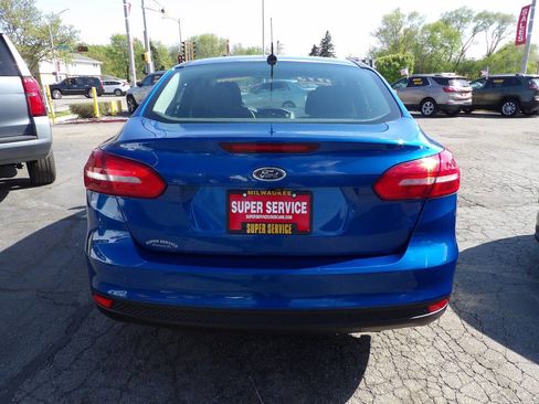 Used 2018 Ford Focus SE w/ SE Appearance Package FWD image 4