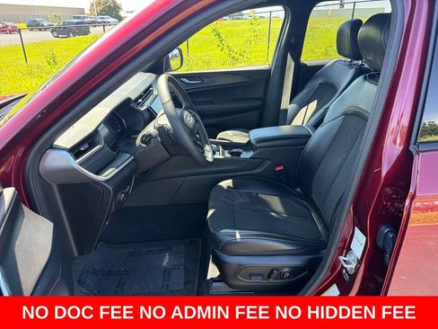Used 2025 Jeep Grand Cherokee Altitude AWD/4WD image 12