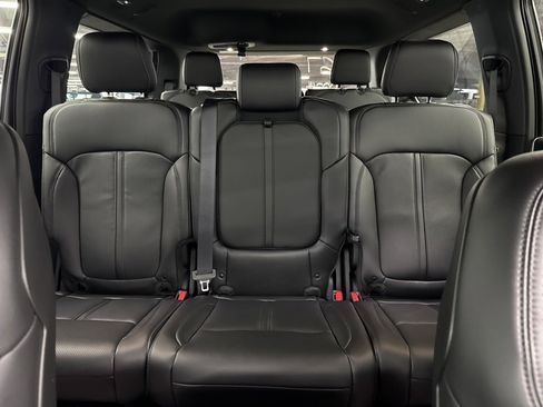 Used 2025 Jeep Wagoneer 2WD image 22