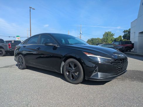 Used 2023 Hyundai Elantra SEL FWD image 2