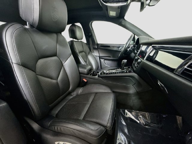 Used 2023 Porsche Macan w/ Premium Package Plus AWD/4WD image 28