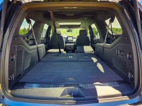 Used 2022 Chevrolet Suburban RST w/ Luxury Package AWD/4WD image 35