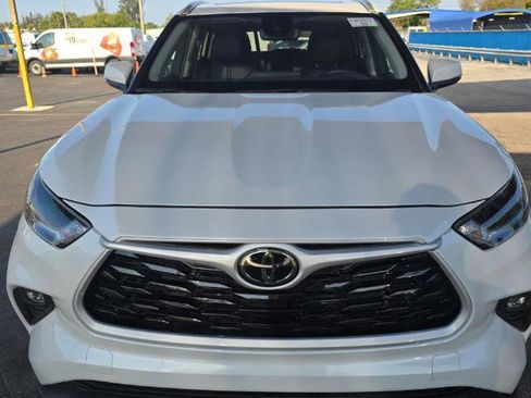 Used 2025 Toyota Highlander XLE image 2