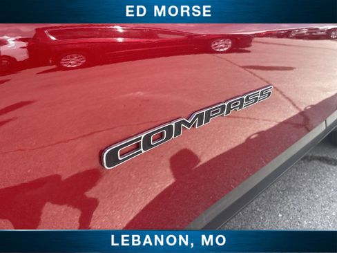 Used 2025 Jeep Compass Latitude w/ Sun & Sound Group AWD/4WD image 30