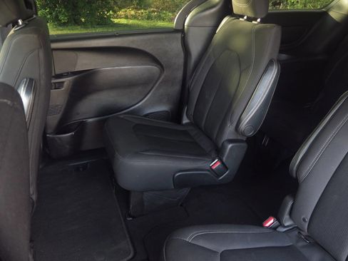 Used 2019 Chrysler Pacifica Touring Plus w/ S Appearance Package FWD image 16