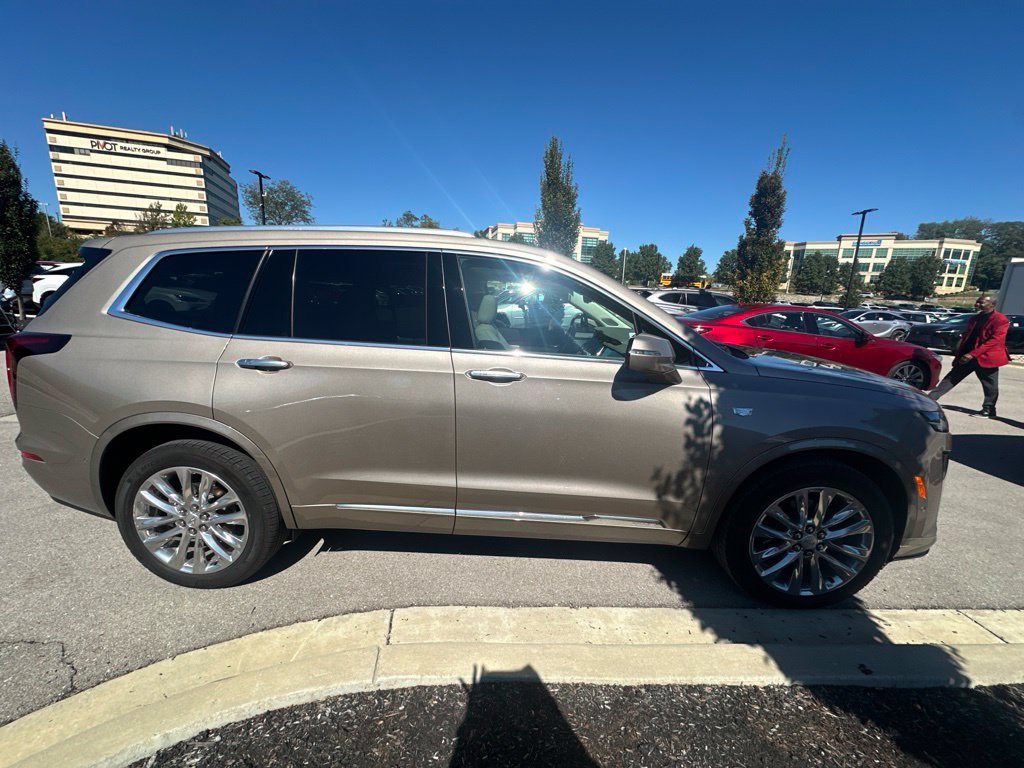 Used 2023 Cadillac XT6 Premium Luxury w/ Technology Package AWD/4WD image 2
