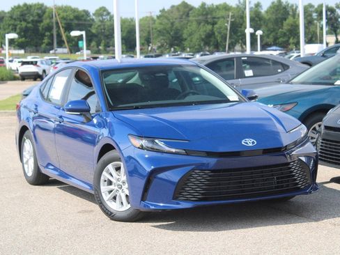 Used 2026 Toyota Camry LE FWD image 5