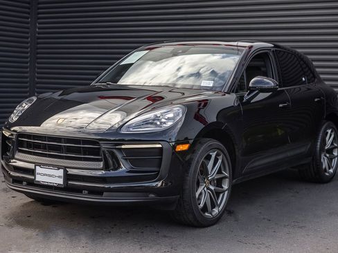 Certified 2022 Porsche Macan image 1