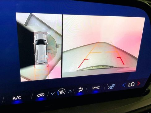 Used 2024 Chevrolet Traverse LT image 21