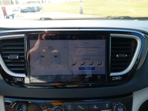 Used 2024 Chrysler Pacifica Touring-L image 19