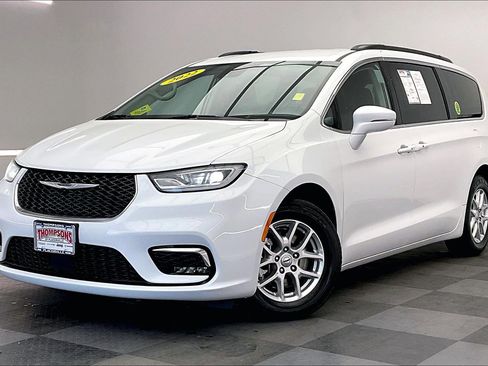 Used 2022 Chrysler Pacifica Touring-L image 12