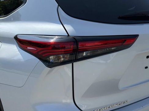 Used 2023 Toyota Highlander XLE FWD image 12