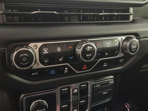 Used 2024 Jeep Wrangler Unlimited Rubicon 4xe w/ Convenience Group AWD/4WD image 29