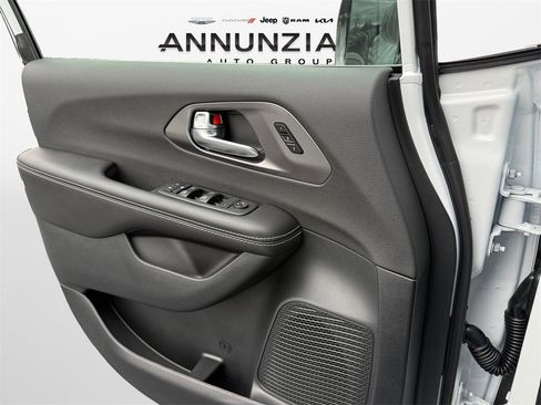 New 2026 Chrysler Pacifica Select image 28