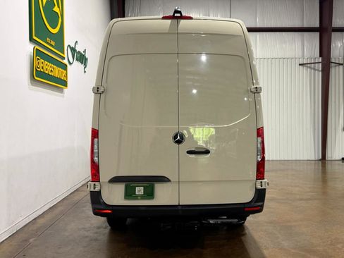 Used 2022 Mercedes-Benz Sprinter 2500 image 6